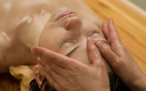 Eine Frau erhält eine ayurvedische Massage.