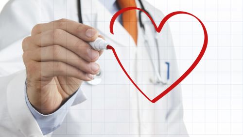 Das Bild zeigt einen Arzt, der ein Herz auf ein Gittermuster aufzeichnet.