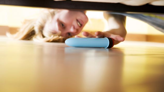 Das Bild zeigt eine Frau mit Vibrator.