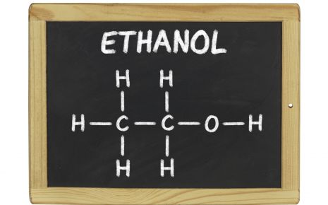 Das Bild zeigt eine Tafel mit der Strukturformel von Ethanol.