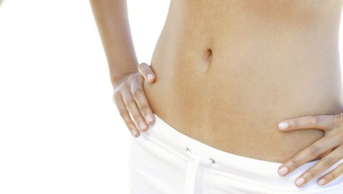 Das Bild zeigt den nackten Bauch einer Frau.