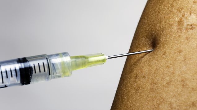 Das Bild zeigt, wie ein Impfstoff in einen Oberarm verabreicht wird.