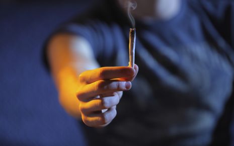 Man sieht einen Joint.
