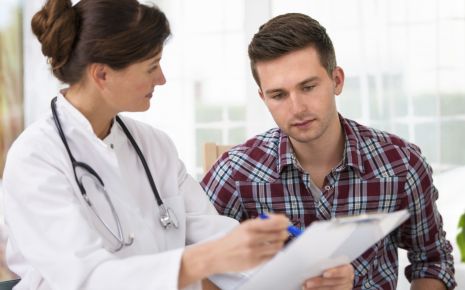 Das Bild zeigt eine Ärztin mit einem Patienten.