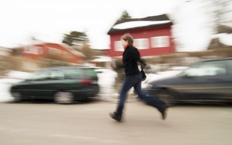 Eine Person, die wegläuft.