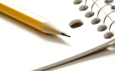Das Bild zeigt einen Block und einen Bleistift.