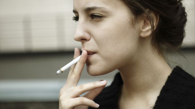 Das Bild zeigt eine Frau, die raucht.