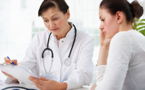 EIne Ärztin bespricht etwas mit ihrer Patientin.