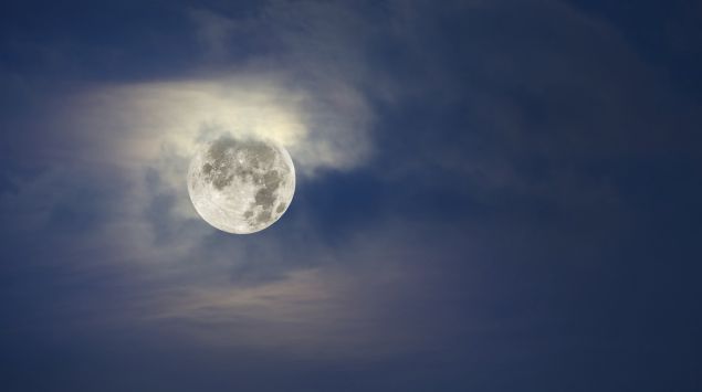 Das Bild zeigt einen Vollmond,