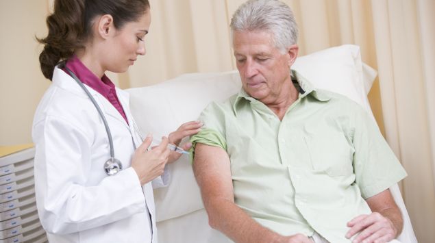 Das Bild zeigt einen Patienten, der eine Spritze bekommt.