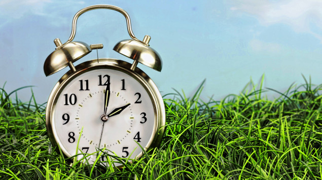 Am letzten Sonntag im März wird die Zeit von Winterzeit auf Sommerzeit umgestellt: In der Nacht von Samstag auf Sonntag drehen sich die Zeiger von zwei auf drei Uhr vor.