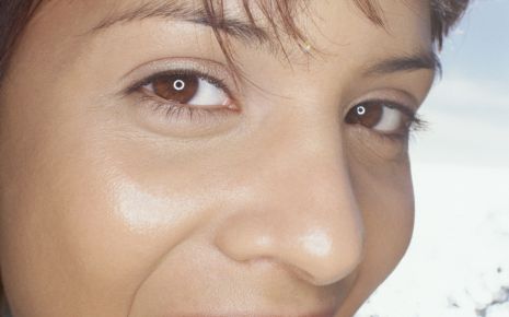 Lächelnde Frau mit Zungenpiercing