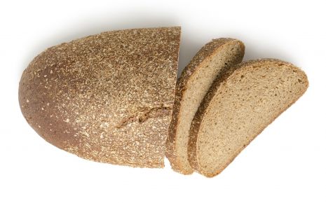 Man sieht einen Laib Brot und zwei aufgeschnittene Scheiben.