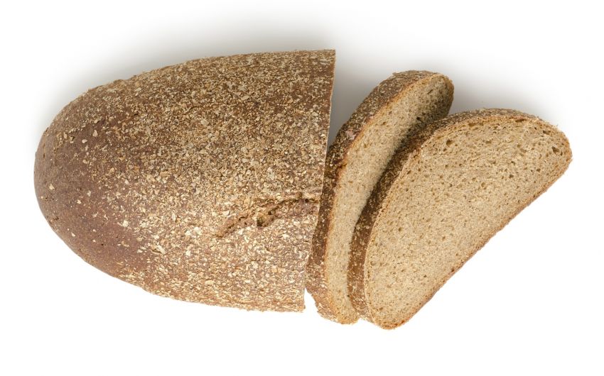 Man sieht einen Laib Brot und zwei aufgeschnittene Scheiben.