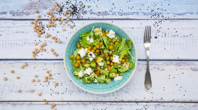 Ein Teller Salat. Mineralstoffe sind wohl in pflanzlichen als auch in tierischen Nahrungsmitteln enthalten.