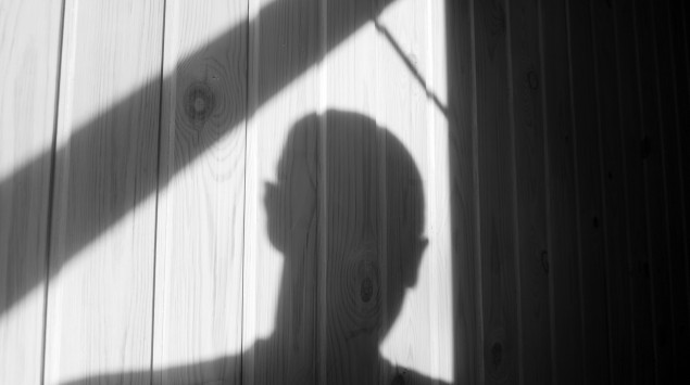 Der Schatten eines Mannes: Experten zufolge wird die häusliche Gewalt durch die Corona-Krise zunehmen.