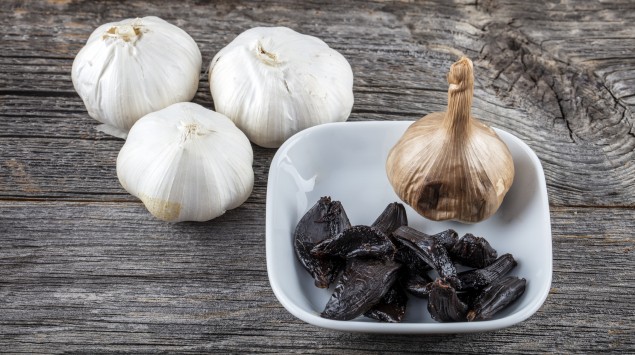 Schwarze Knoblauchzehen: Die schwarze Knolle soll besonders gesund sein.