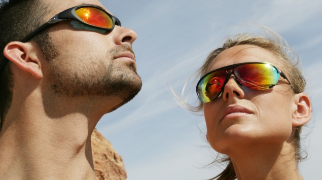 Das Bild zeigt einen Mann und eine Frau mit Sonnenbrillen an einem heißen Tag.