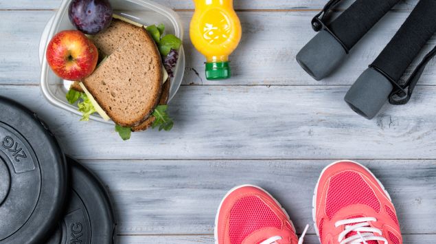 Zum Sport im Fitnessstudio liegen Pausenbrot und Obst bereit