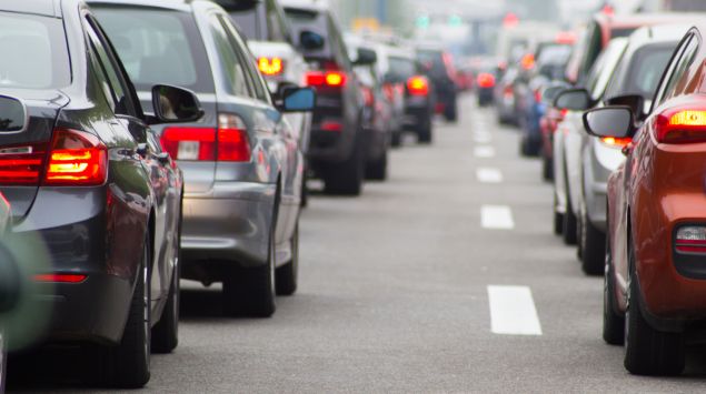 Das Bild zeigt mehrere Autos, die im Stau stehen.