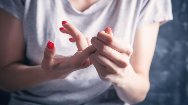 Eine Frau betastet ihre Finger