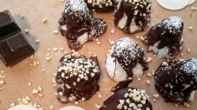 Man sieht selbstgemachte vegane Schokoküsse.