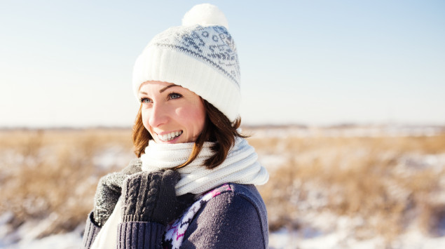Frau tankt im Winter Sonne, um ihren Vitamin-D-Haushalt zu füllen.