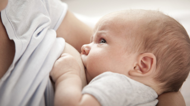 Ein Baby wird gestillt.
