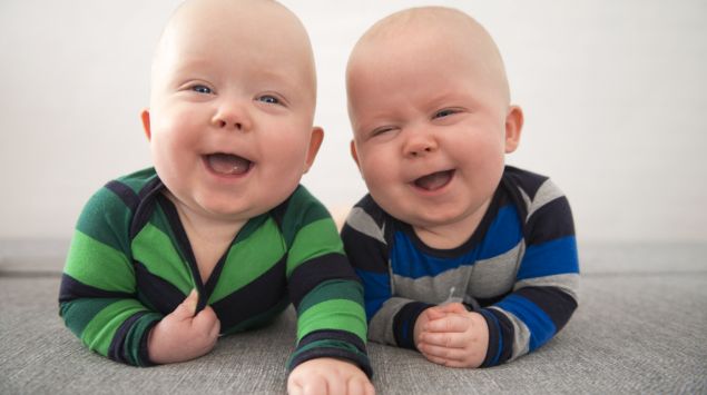 Zwillingsbrüder, Säuglinge, lachend